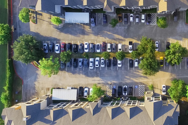 Elektroauto laden im Mehrfamilienhaus: Schritt für Schritt zur E-Auto-Ladestation